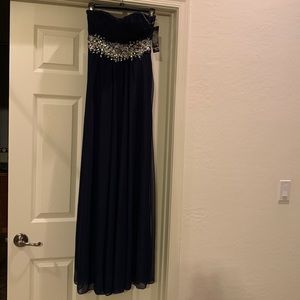 NWT beautiful strapless gown navy blue size 5 with stunning rhinestones